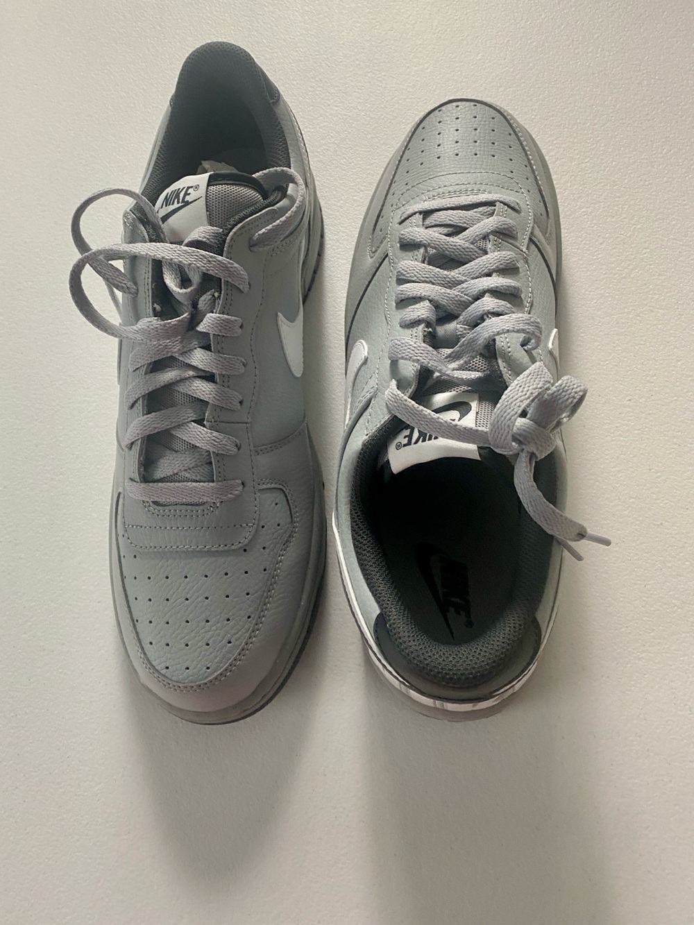 Nike Men’s Gray Low-Top Sneakers with White Swoosh
